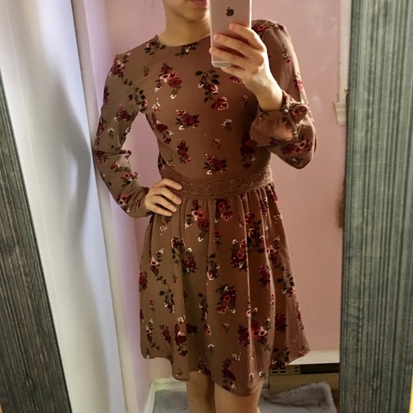 Dress with lace trim - Picture 9 of 12